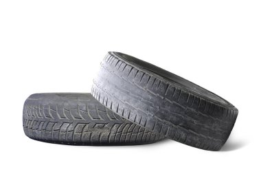 Eski hasarlı lastikler beyaz arka planda izole edilmiş. Tekerlek dükkanında veya araba lastiği dükkanında hasar görmüş.
