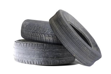 Eski hasarlı lastikler beyaz arka planda izole edilmiş. Tekerlek dükkanında veya araba lastiği dükkanında hasar görmüş.