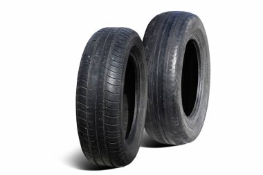 Eski hasarlı lastikler beyaz arka planda izole edilmiş. Tekerlek dükkanında veya araba lastiği dükkanında hasar görmüş.