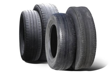 Eski hasarlı lastikler beyaz arka planda izole edilmiş. Tekerlek dükkanında veya araba lastiği dükkanında hasar görmüş.