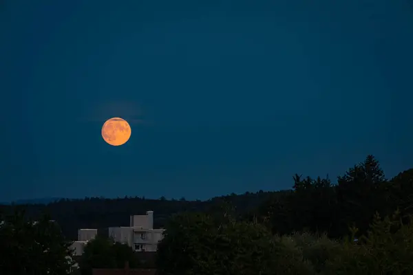 Оранжевая Луна Восходит Ярко Оранжевом — стоковое фото