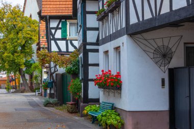 Almanya 'da Jockgrim köyündeki yarı keresteli evlerin sokak manzarası