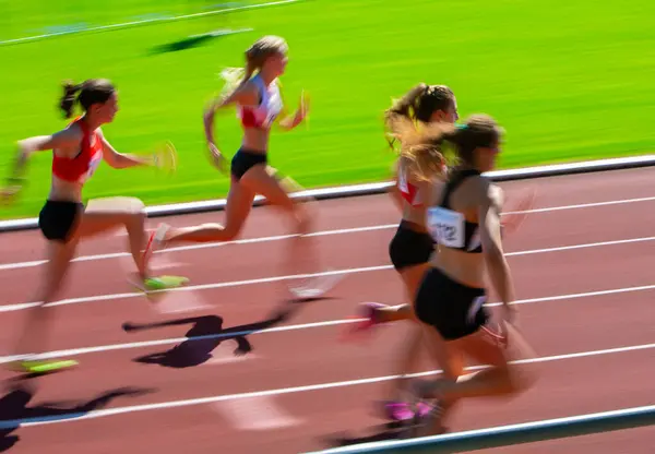 Koşu yarışmasında hızlı koşan bir kadın