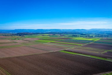 sonbaharda kahverengi boş tarlalar ve Swabian alb görüntüsü