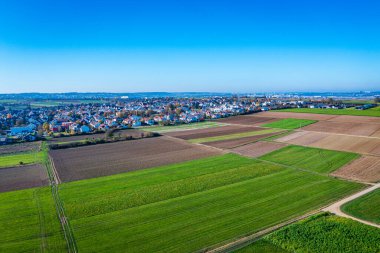 Güneşli bir günde bir köyün kıyısında ve tarım arazilerinde