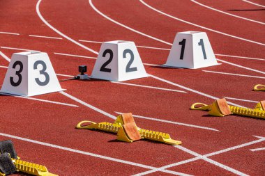 Atletizm stadyumunda başlangıç bloğu olan başlangıç alanının ayrıntıları