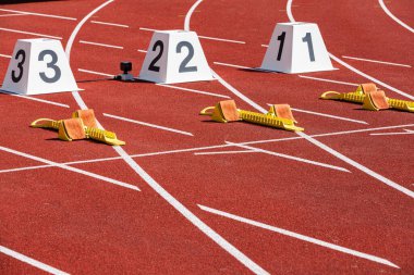 Atletik bir stadyumda başlangıç blokları olan yarış pisti