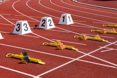 Güneşli bir günde stadyumda tartan izli atletizm için arka plan