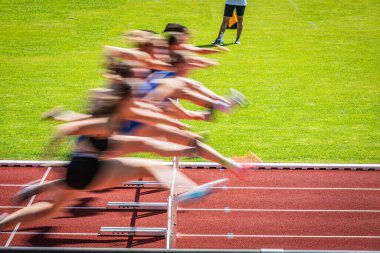 Kadınlar yarış sırasında engelleri aşıyor