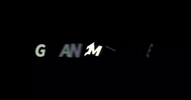 Büyükanne siyah arka planda animasyon metni yazmış. Modern metin animasyonu, yazılan büyükanne