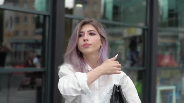Ung Affärskvinna Står Mot Bakgrunden Ett Fönster Utanför Tittar Reflektionen — Stockvideo