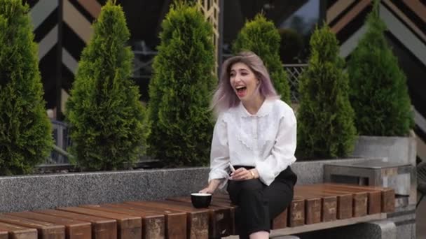 Donna Affari Giovane Bionda Siede Una Panchina Nel Parco Beve — Video Stock