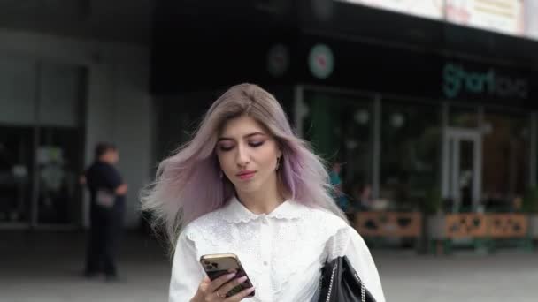 Mladá Blondýnka Jde Obchodní Schůzku Práce Klid Podívá Smartphone — Stock video