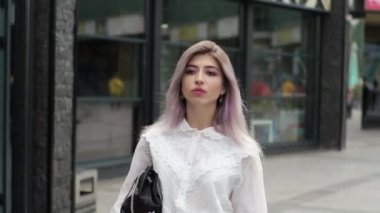 İş kadını genç sarışın iş yerinde bir toplantıya gidiyor. Sakin ol. Portre.