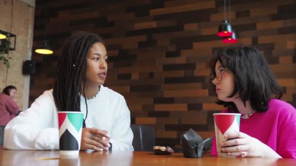 Αφροαμερικανή Μητέρα Λευκή Κόρη Της Κάθεται Ένα Καφέ Και Μιλάει — Αρχείο Βίντεο