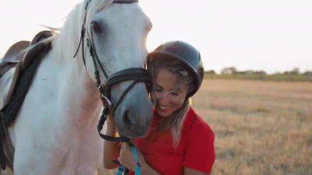 Seorang Wanita Dengan Seragam Merah Membelai Memeluk Dan Membelai Kuda — Stok Video
