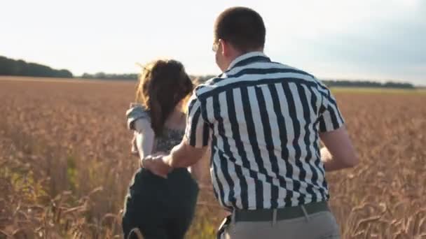 Pár Mladých Lidí Muž Žena Rande Pšeničném Poli Nebo Žitě — Stock video