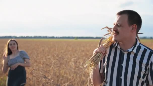 Erkek Kadın Sahada Buluşuyor Çocuk Ağzında Bir Buğday Kulağı Tutuyor — Stok video