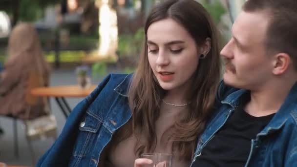 Jeune Couple Des Vêtements Denim Rendez Vous Dans Restaurant Vintage — Video