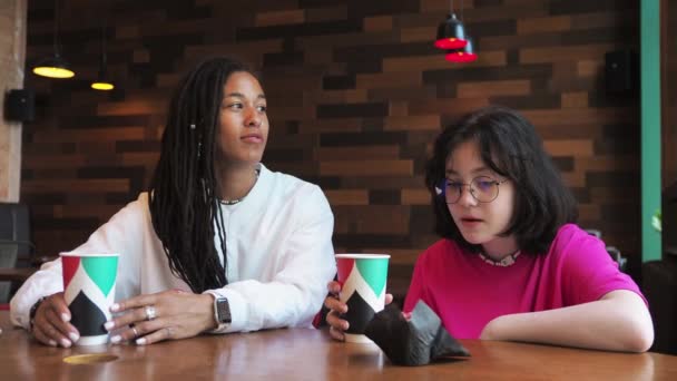 African American Young Mother Her White Daughter Sitting Cafe Talking — Stock Video