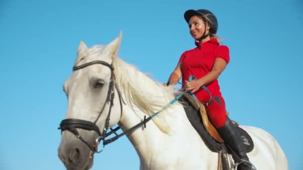 Женщина Красной Форме Идет Белом Коне Поле Сена Движется Камере — стоковое видео