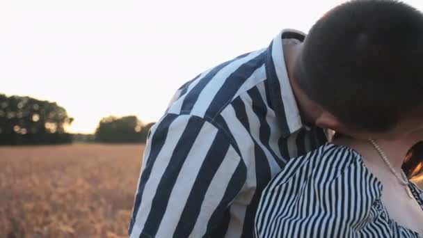 Muž Žena Rande Terénu Stojí Hladí Líbají Objímají Zlatá Hodina — Stock video
