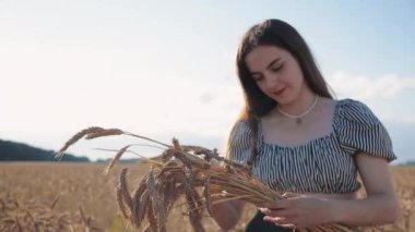 Buğday tarlasında veya çavdar tarlasında bir kadın. Çavdar ekmeği topluyor. Altın saat, günbatımı. Yaz. Tarlada yapayalnız.