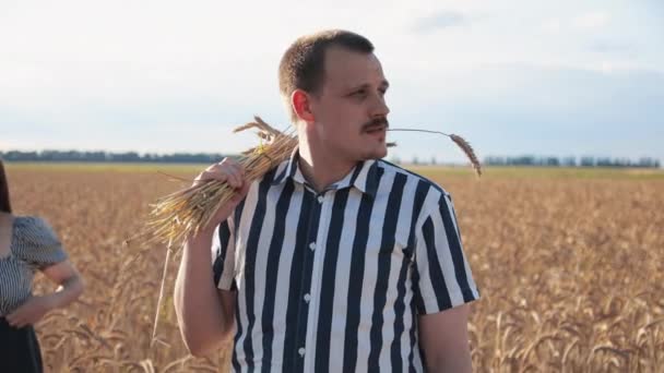 Muž Žena Rande Terénu Chlapec Drží Ústech Pšeničné Ucho Zlatá — Stock video