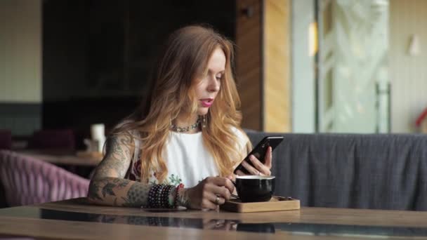 Uma Jovem Traje Casual Senta Janela Café Bebendo Café Olhando — Vídeo de Stock