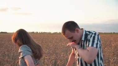 Erkek ve kadın sahada buluşuyor. Kendilerini düzene soktular. Altın saat, günbatımı. Yaz