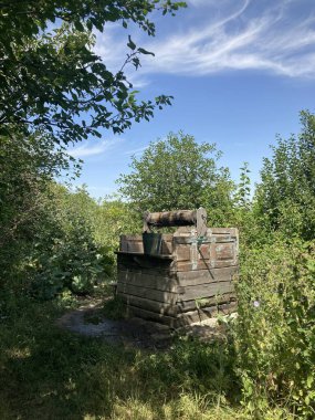 Köydeki eski ahşap ev.