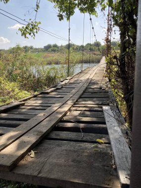 Parktaki nehrin üzerindeki köprü.