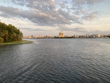 Şehirdeki güzel nehir Dinyeper.