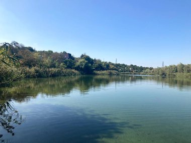 Göl ve dağlarla dolu güzel bir manzara.