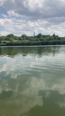 Gölde bir tekne manzarası