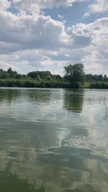 Nehir manzaralı bir tekne.