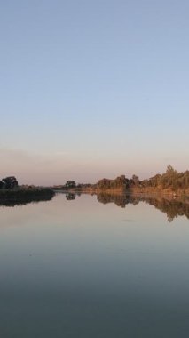 Gölün üzerinde güzel bir gün batımı