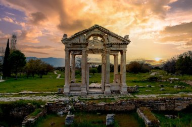 Eski Aphrodisias şehrinin ünlü Tetrapylon Kapısı. Modern Türkiye 'nin arkeolojik ve tarihi mekanları