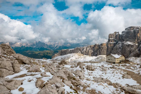 Переглянути Rifugio Pisciadu Селла Ронда Доломітові Альпи Італія — стокове фото