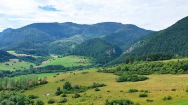 Slovakya 'daki Liptovska Mara yakınlarındaki dağlara, tarlalara, yeşil ormana insansız hava aracı görüntüsü