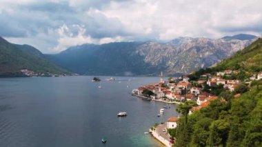 Perast Resort ve Boka Kotor Körfezi 'nin otantik mimarisinin hava aracı görüntüsü. Karadağ.