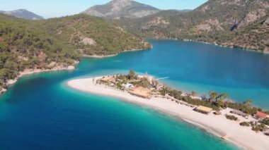Oludeniz tatil köyü sahilinin üstündeki hava aracı Türkiye Akdeniz 'e Fethiye' ye mal oldu