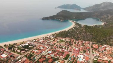 Hava aracı görüntüsü Oludeniz köyü tatil beldesi ve lagün Türkiye 'ye,