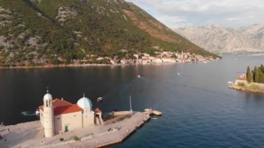 Karadağ 'ın Perast kentindeki Gospa od Skrpjela kilisesinin bayan kilisesinin insansız hava aracı görüntüsü.