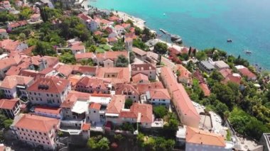 Herceg Novi 'nin merkezi ve denizi Boka Kotor Körfezi' ndeki bir sahil şehri. Karadağ 'ın tatil beldeleri