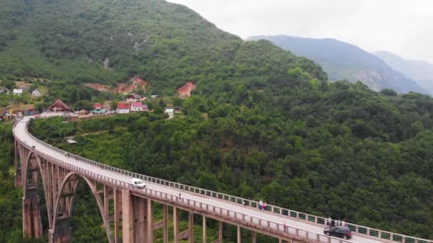 Εναέρια Της Γέφυρας Djurdjevica Πάνω Από Φαράγγι Του Ποταμού Τάρα — Αρχείο Βίντεο