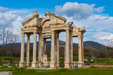 Eski Aphrodisias şehrinin ünlü Tetrapylon Kapısı. Modern Türkiye 'nin arkeolojik ve tarihi mekanları