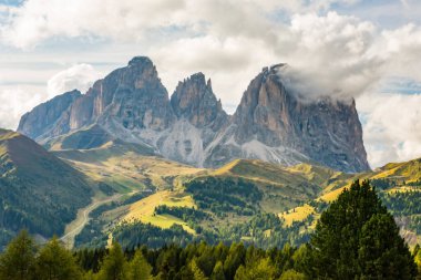 Sassolungo ya da Langkofel grubunun dağ manzarası, Dolomites dağları, İtalya