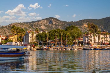 Dalyan tatil beldesinde turist taşıyan turistik nehir tekneleri, Türkiye
