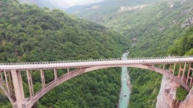 Karadağ 'daki Tara Nehri Kanyonu üzerindeki Curdjevica Köprüsü Havalimanı. Grerat turistik cazibesi ve eşsiz mimari yapı